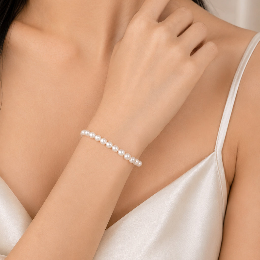 Freshwater Pearl Bracelet with elastic and roundish pearls, classic style for everyday wear