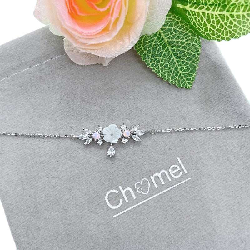 Elegant flower bracelet with mother of pearl and cubic zirconia details on adjustable rhodium-plated chain