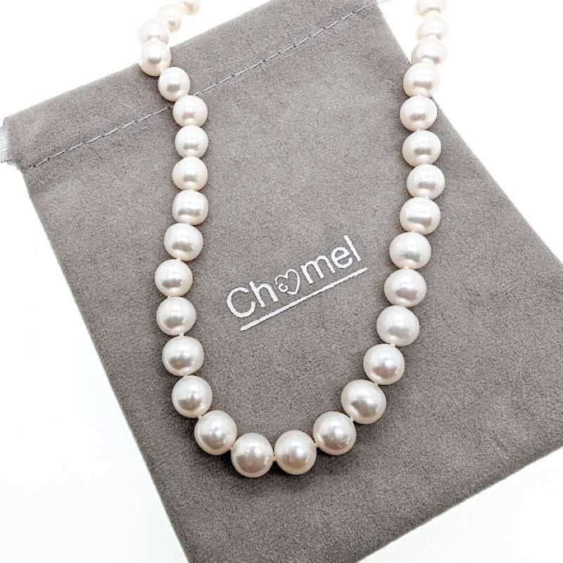 Freshwater pearl necklace with flower rhodium clasp and hand-knotted 8-9mm pearls, 39cm length