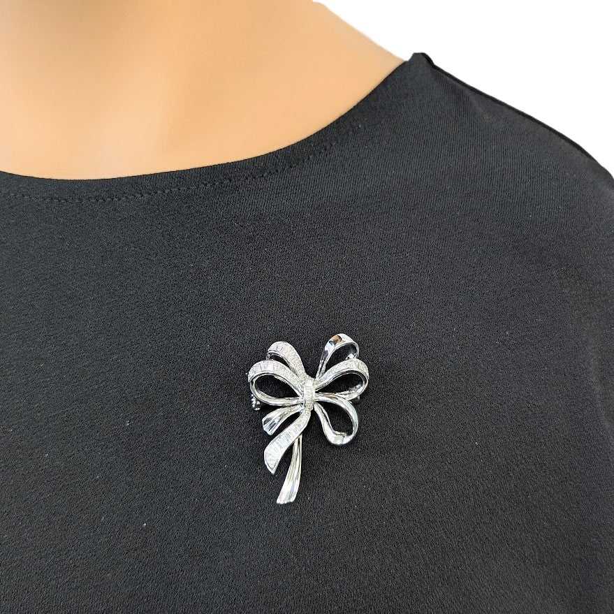 Rhodium plated ribbon cubic zirconia brooch with fluid design and clasp closure
