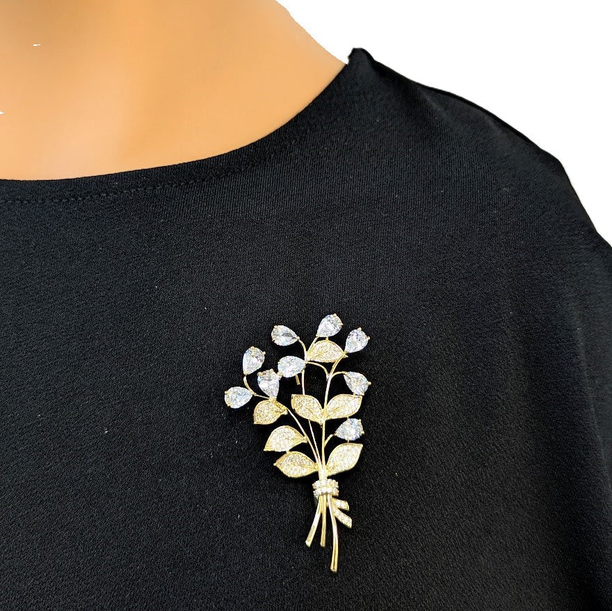 Gold-plated leaf cubic zirconia brooch with sparkling stones and clasp closure