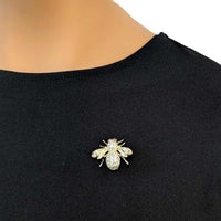 Golden bee brooch with sparkling cubic zirconia and gold plating, 2.1cm x 2.8cm size