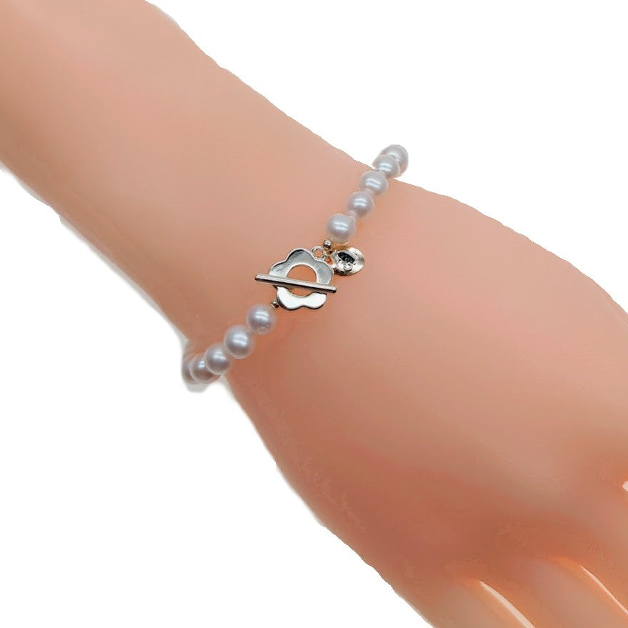 Freshwater pearl bracelet with alternating gold beads and flower toggle clasp