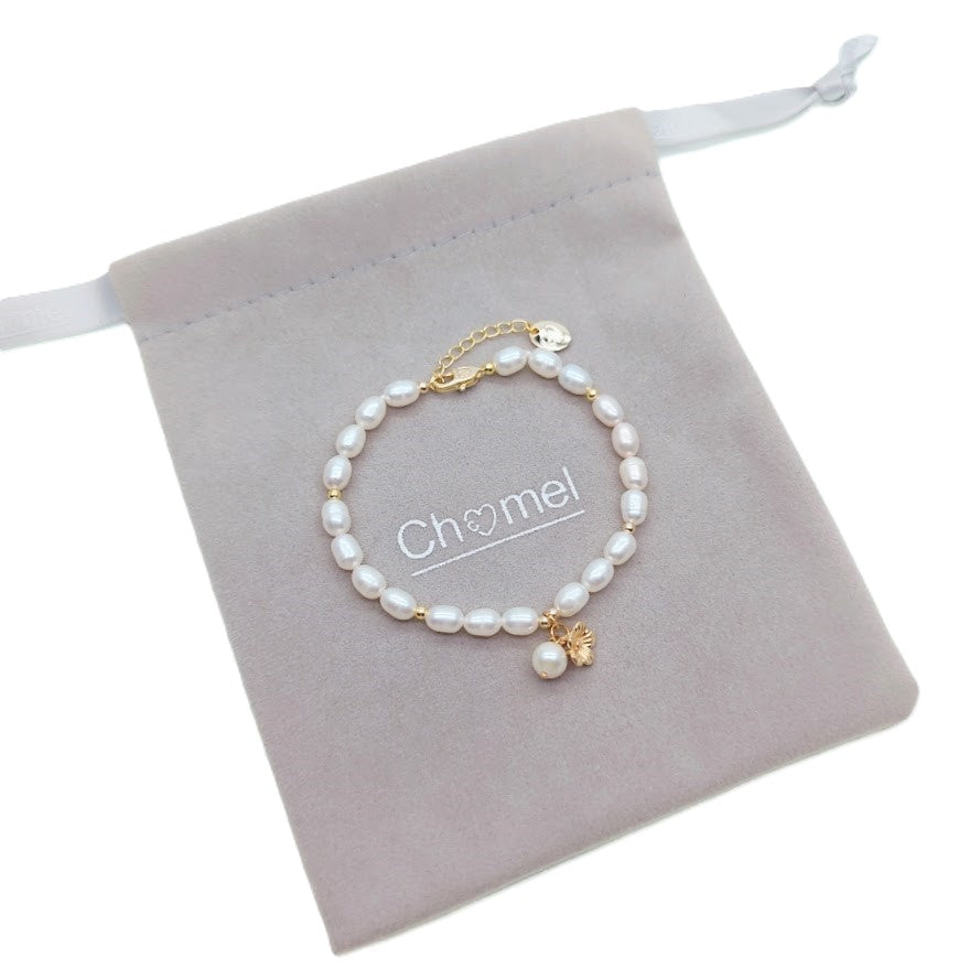 Freshwater pearl bracelet with alternating gold beads and flower charm