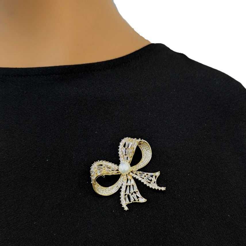 Gold plated ribbon freshwater pearl brooch with cubic zirconia and 7mm button pearl, 4.5cm x 4.4cm size
