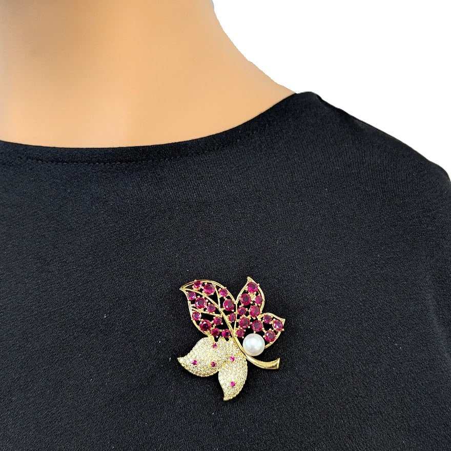 Gold-plated flower freshwater pearl brooch with cubic zirconia and red stones, 8mm pearl, 4.2x4.5cm size