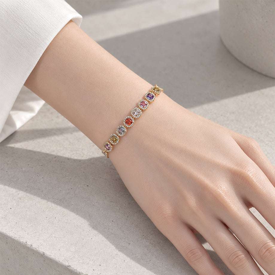 Gold-plated slider bracelet with multicoloured round stones in delicate sparkling borders and an adjustable sliding clasp.