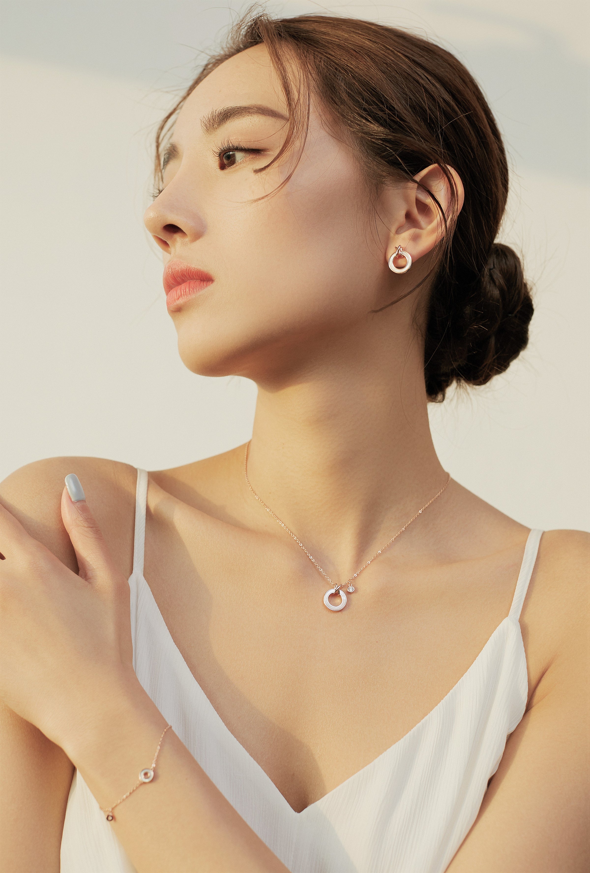 Mother of Pearl Round Earrings.
